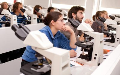 Comment être admis à une université de médecine au Canada ?