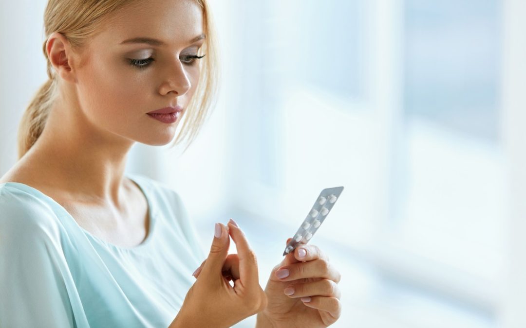 jeune-femme-prend-pilule-contraceptive