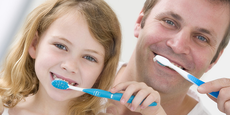 Papa et sa fille qui se brossent les dents