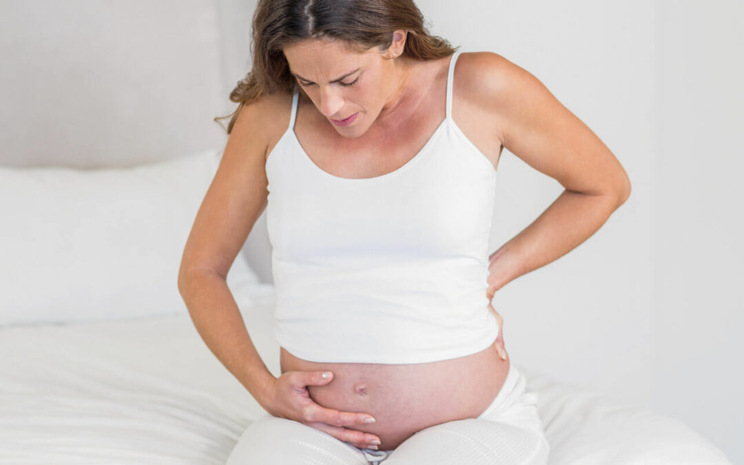 Femme enceinte qui se tient le ventre