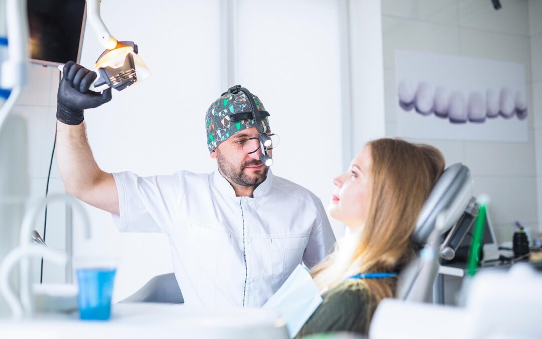 Chirurgien dentiste avec sa patiente dans son cabinet