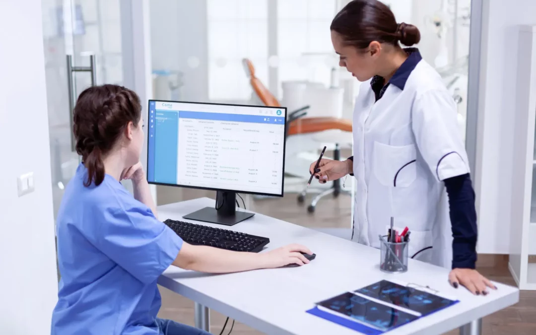 Secretaire medical avec un medecin