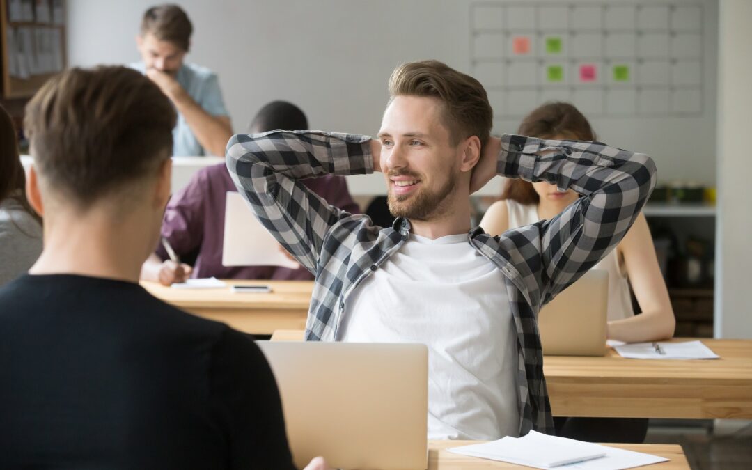 Un élève souriant dans une classe