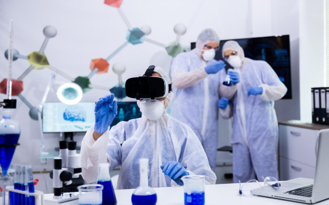 Un chercheur en tenue de protection utilisant un casque de réalité virtuelle dans un laboratoire scientifique moderne avec des flacons de solutions bleues