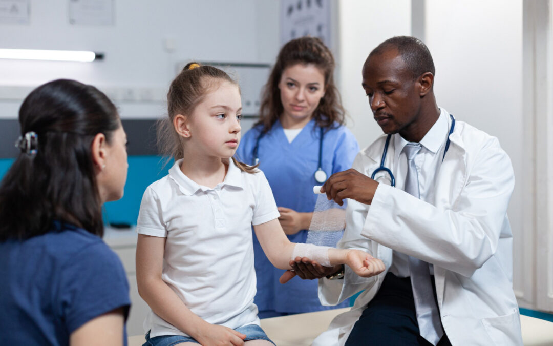 Médecin soignant le bras d'une enfant