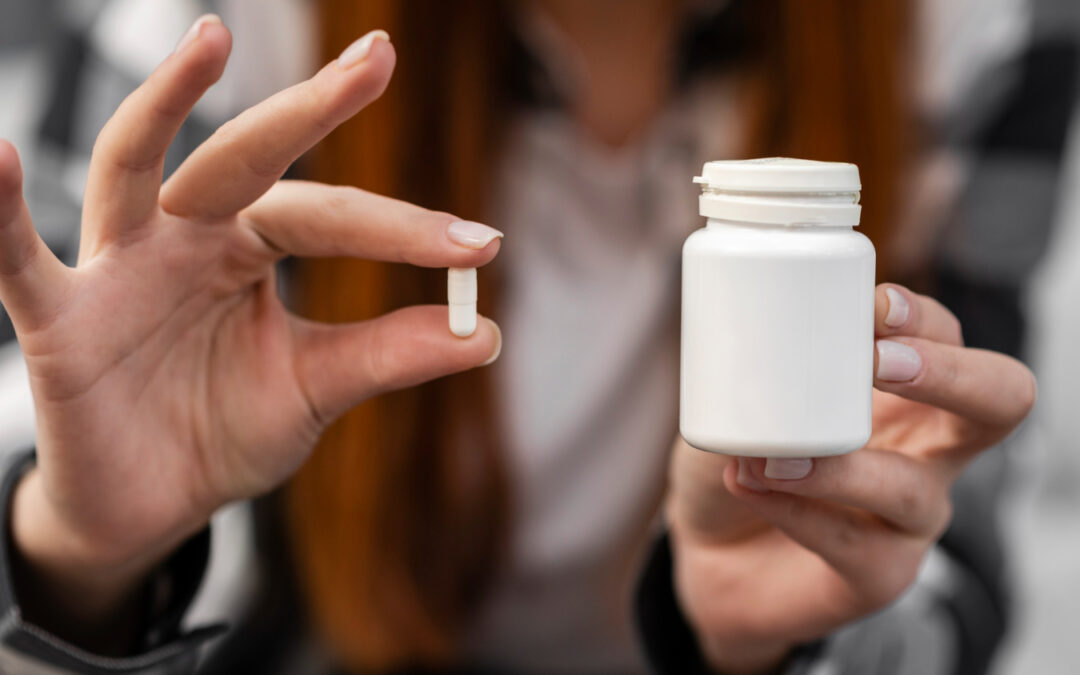 Femme tenant un complément alimentaire